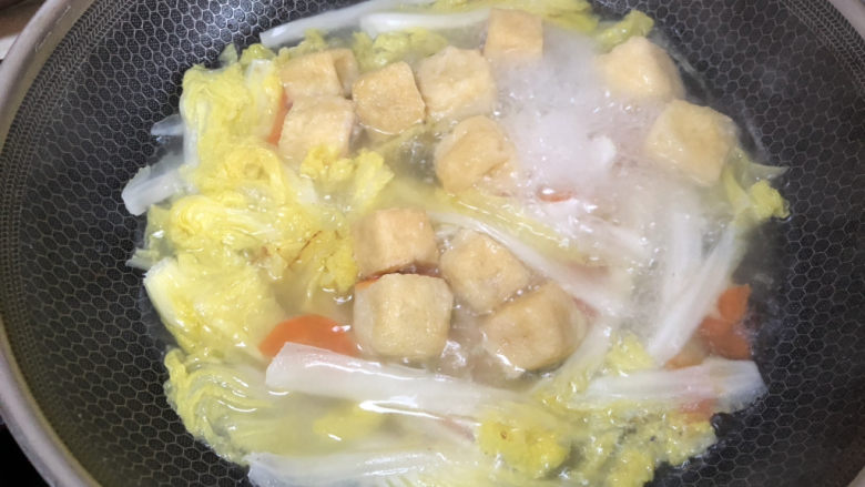 白菜炒豆腐,水开后再煮2分钟就可以了。