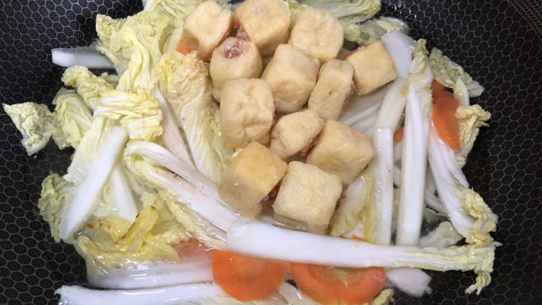 白菜炒豆腐,酱油豆腐倒入,再加适量盐。