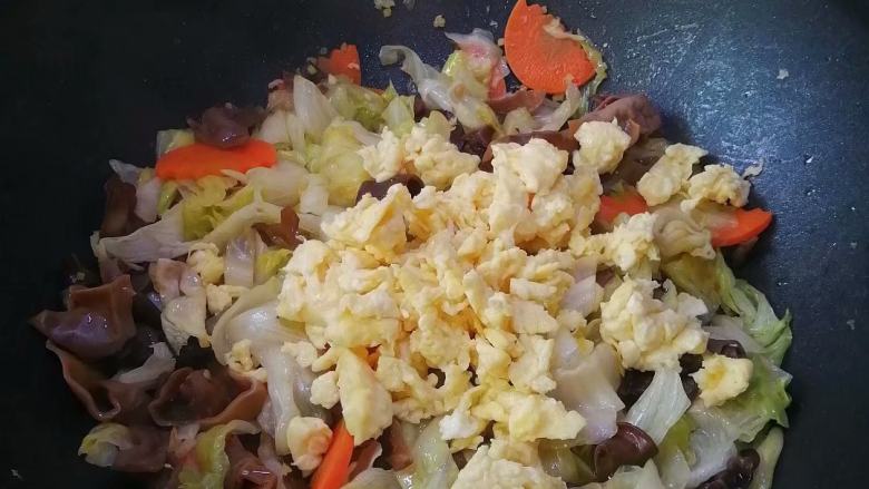 简简单单也不失美味~~大杂烩,
加入鸡蛋,再次翻炒均匀便可