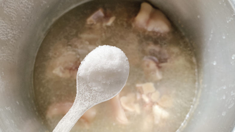 黄豆猪蹄汤,高压锅大火炖煮15~20分钟左右。加入适量盐调味。并尝一下猪蹄的软烂程度,如果还稍微比较硬。可适当增加时间。