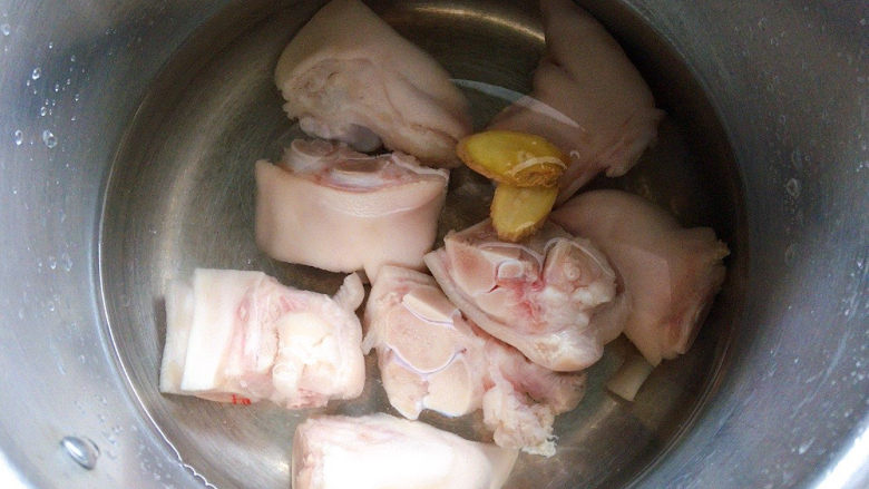 黄豆猪蹄汤,然后猪蹄用凉水洗净后加入清水中,并加几片姜片去腥。