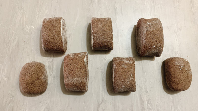 荞麦馒头,再重复一次揉搓,然后进行切块。