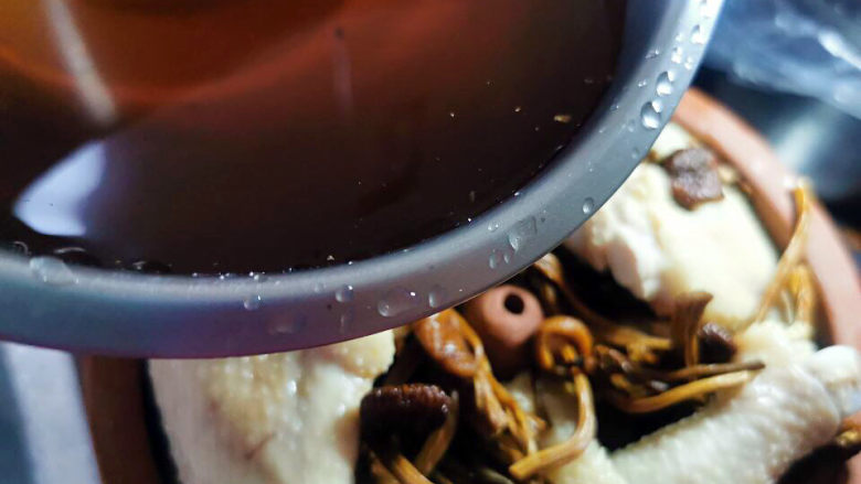 茶树菇炖鸡汤,倒一些进汽锅中,味道会更足