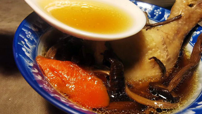 茶树菇炖鸡汤,先来一口原汁原味鸡汤,不油不腻,鸡肉也不柴。