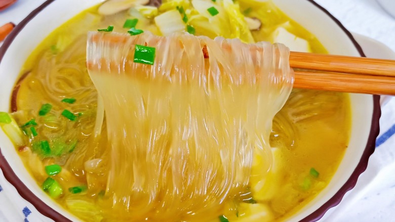白菜粉丝汤,粉丝劲道爽滑,汤汁鲜美。