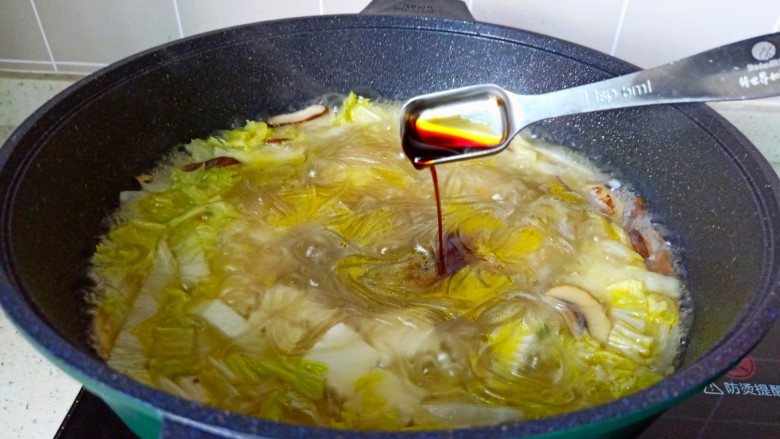白菜粉丝汤,煮到汤汁入味,加入生抽。盐调味。