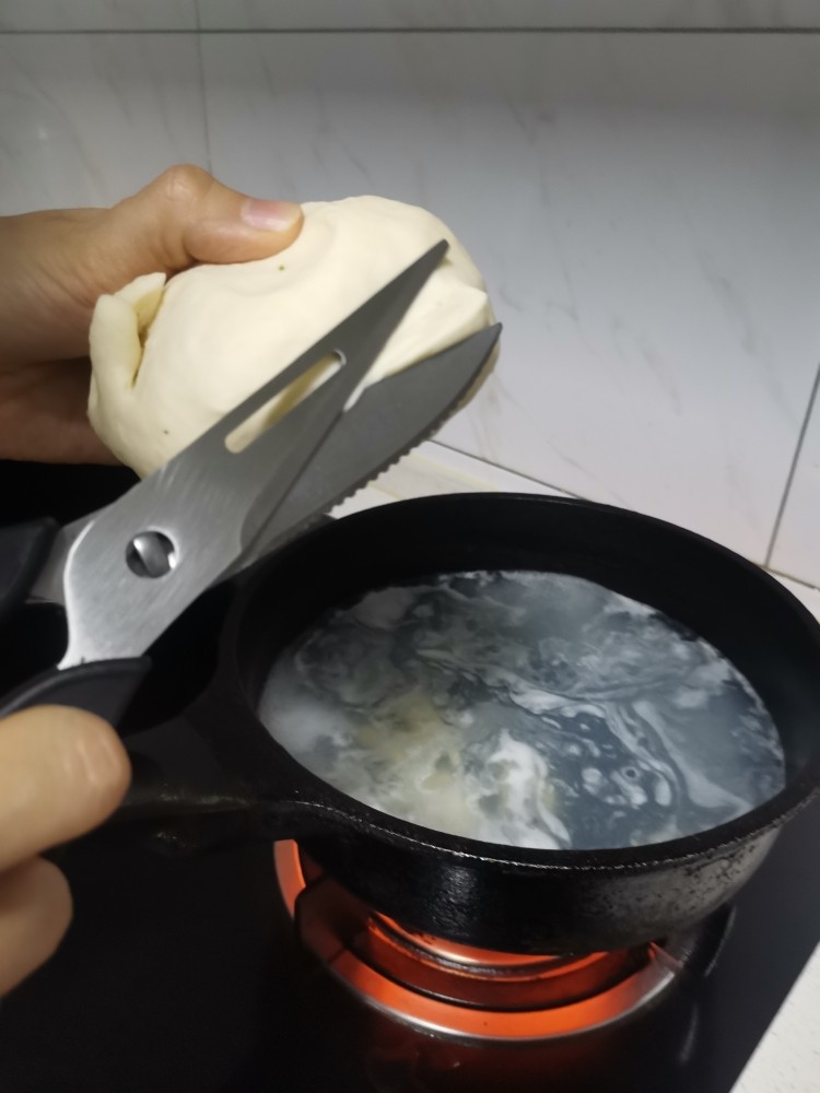 剪刀面,起锅烧水,水开,直接用剪刀把面剪到锅里