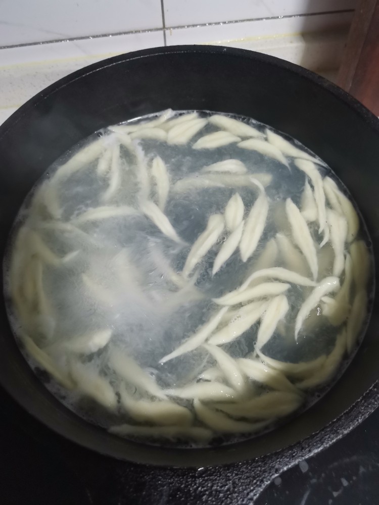 剪刀面,剪成小长条,煮熟