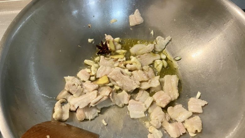白菜炒豆腐➕五花肉白菜炒豆腐,加入八角姜片蒜蓉,小火煸香