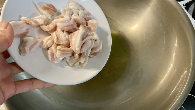 白菜炒豆腐➕五花肉白菜炒豆腐,热锅加少许食用油润锅,加入五花肉,中小火煸炒出油脂