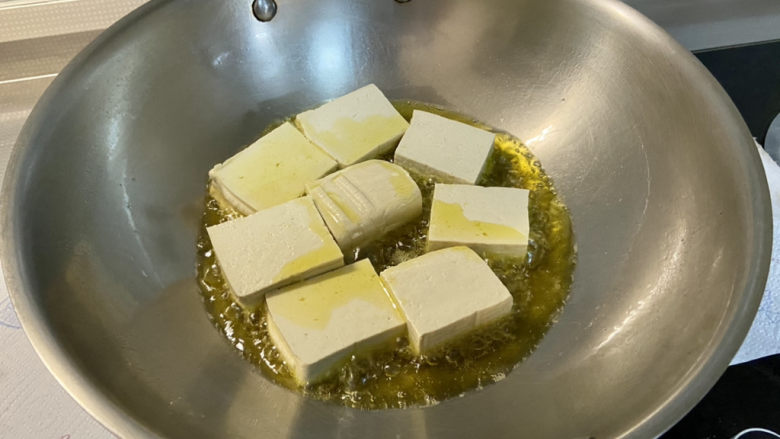 白菜炒豆腐➕五花肉白菜炒豆腐,锅中加适量食用油,油六成热,放入豆腐,中小火慢炸