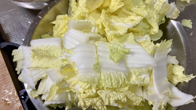 白菜炒豆腐➕五花肉白菜炒豆腐,白菜梗拍一下斜刀切段,白菜叶手撕成片
