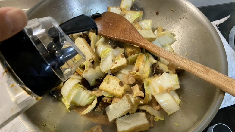 白菜炒豆腐➕五花肉白菜炒豆腐,调味:一汤匙<a style='color:red;display:inline-block;' href='/shicai/ 788'>生抽</a>
