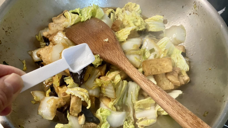 白菜炒豆腐➕五花肉白菜炒豆腐,开盖,大火稍微收汁,尝下咸淡,如果觉得淡,可以根据个人口味补充少许食盐