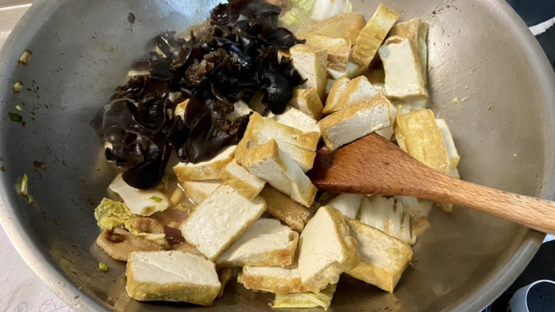白菜炒豆腐➕五花肉白菜炒豆腐,加入木耳,翻炒均匀
