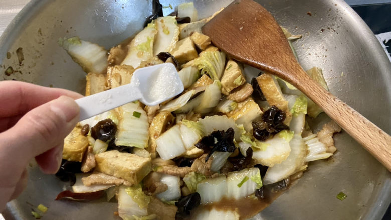 白菜炒豆腐➕五花肉白菜炒豆腐,半茶匙<a style='color:red;display:inline-block;' href='/shicai/ 3729'>白糖</a>,翻炒均匀