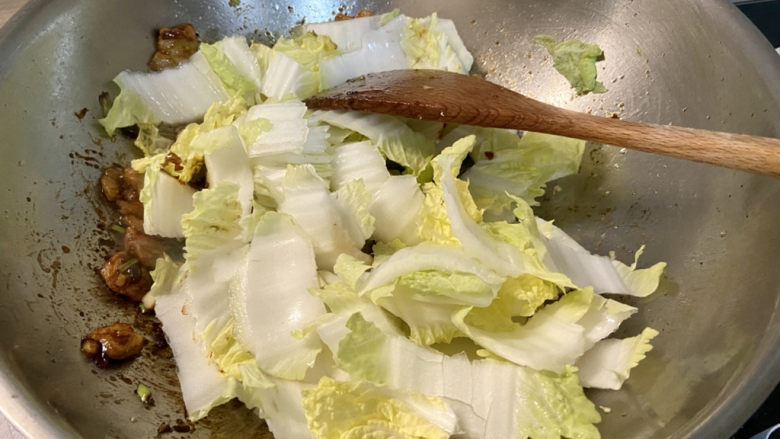 白菜炒豆腐➕五花肉白菜炒豆腐,转中火,加入白菜梗,翻炒半分钟