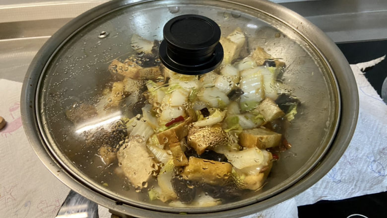 白菜炒豆腐➕五花肉白菜炒豆腐,加盖,小火炖煮五分钟