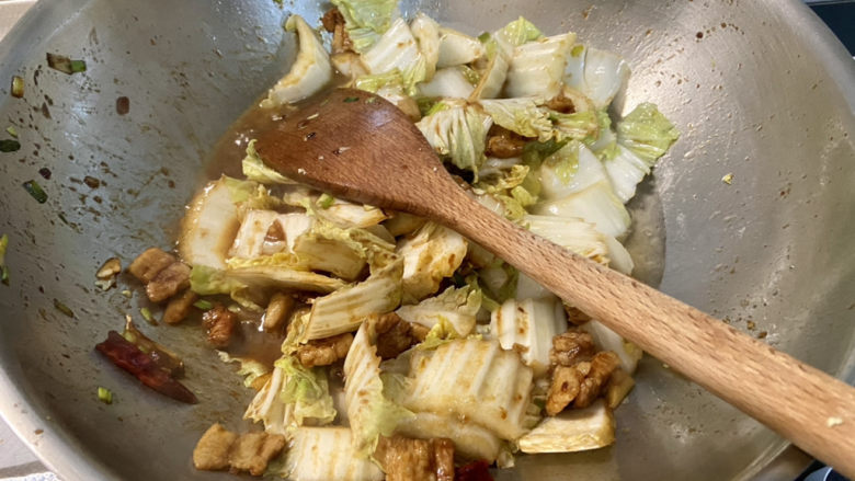 白菜炒豆腐➕五花肉白菜炒豆腐,加入半碗清水煮开,水不要太多,白菜会出水