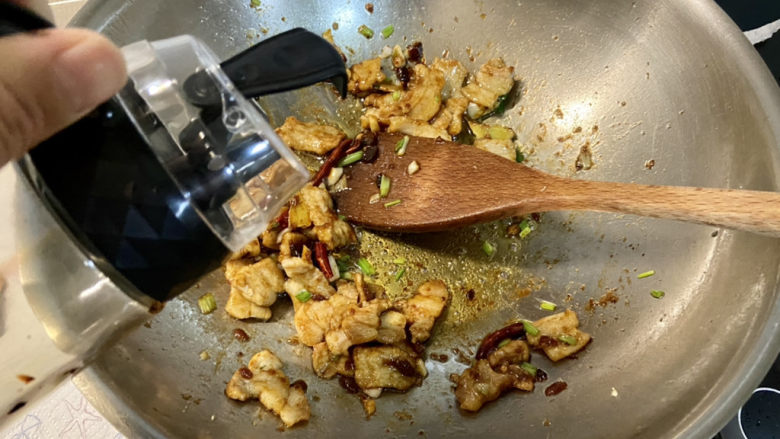 白菜炒豆腐➕五花肉白菜炒豆腐,淋一茶匙<a style='color:red;display:inline-block;' href='/shicai/ 762'>老抽</a>,煸炒上色