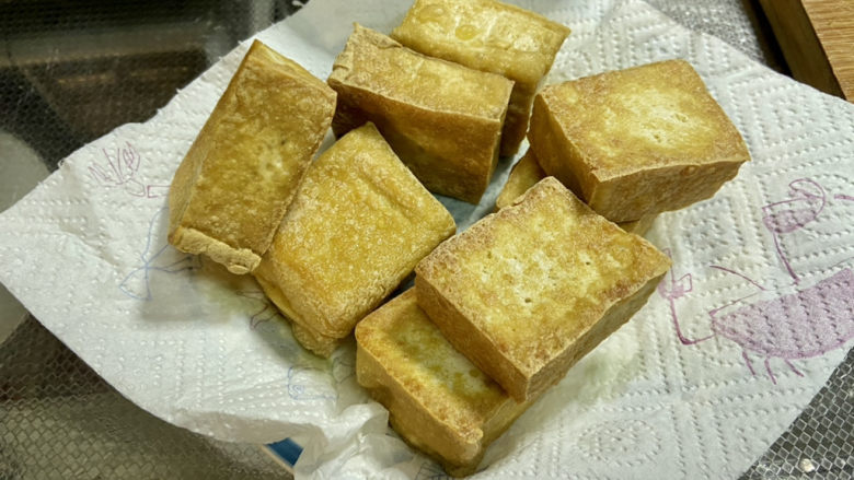 白菜炒豆腐➕五花肉白菜炒豆腐,豆腐炸到表面起硬壳,两面金黄沥油盛出