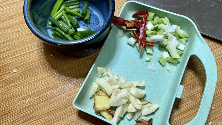 白菜炒豆腐➕五花肉白菜炒豆腐,小葱葱白切段葱叶切段，蒜切蒜蓉，姜切片，干辣椒掰小段