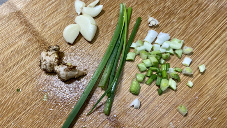 白菜炒豆腐➕五花肉白菜炒豆腐,蒜剥皮,小葱清洗(切一半才想起来拍),姜搓洗干净
