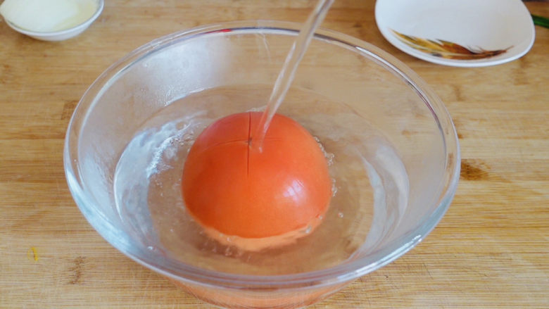 茄汁龙利鱼,<a style='color:red;display:inline-block;' href='/shicai/ 3551'>西红柿</a>洗净顶端划十字，用开水烫一下去掉<a style='color:red;display:inline-block;' href='/shicai/ 3551'>西红柿</a>皮。