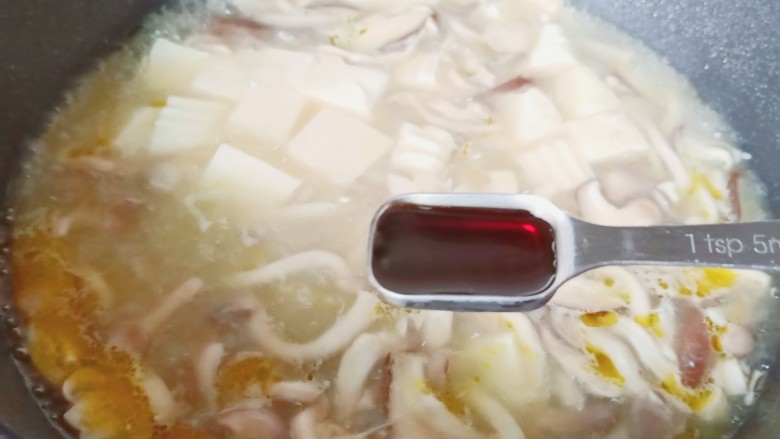 口蘑汤,加生抽,盐调味。