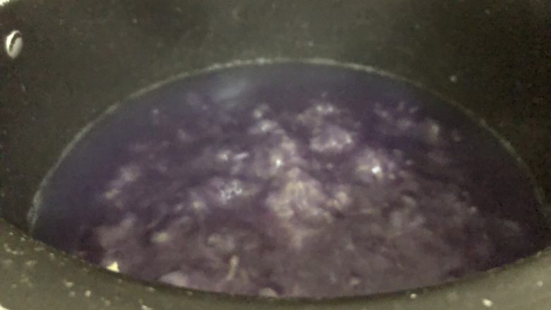 紫薯小米粥,三十分钟时候的样子,(我煮粥都喜欢煮开一会,打开盖让它滚上一会,这样煮的粥比较有粥胶感😁)