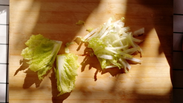 白菜炒豆腐,白菜掰下叶子,白菜叶和白菜帮分开切
