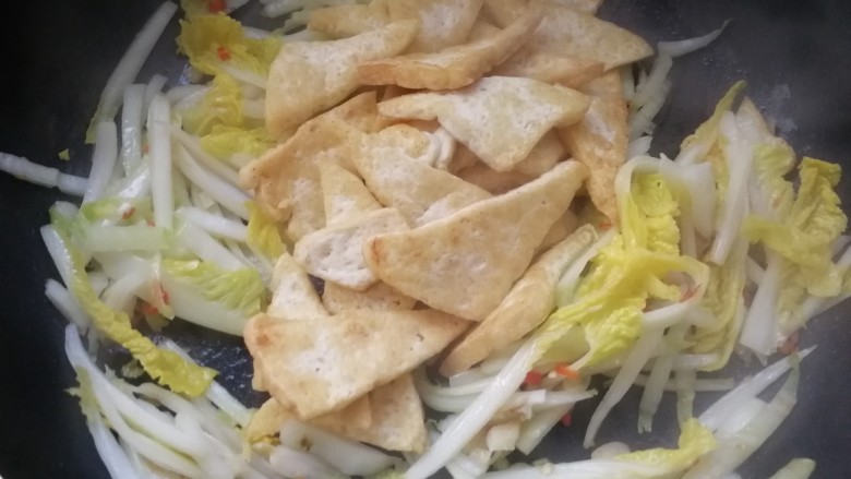 白菜炒豆腐,然后到豆腐块,加适量酱油、<a style='color:red;display:inline-block;' href='/shicai/ 721'>蚝油</a>翻炒上色