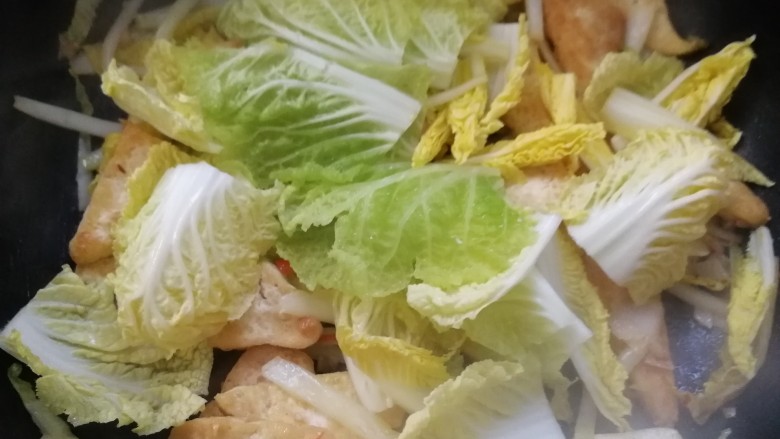 白菜炒豆腐,最后倒入白菜叶,翻炒均匀