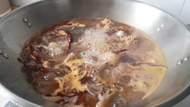 口味黑山羊,加水~水开后调中小火~