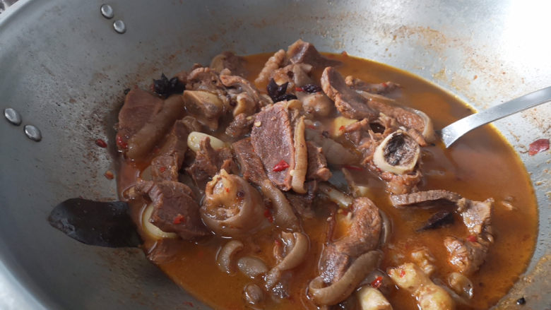 口味黑山羊,肉软,水半干时,来始调味