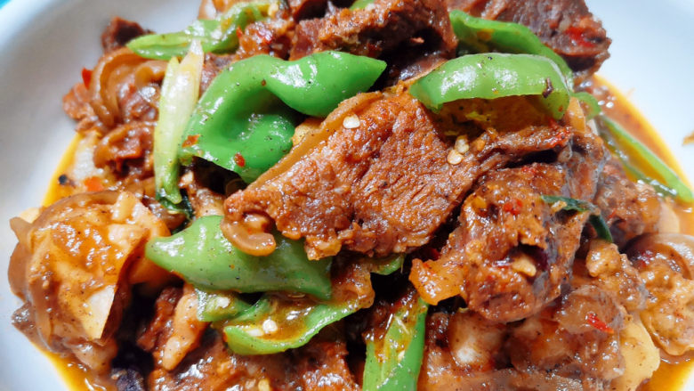 口味黑山羊,调味~增香~慢慢的来~我加了山胡椒油,味精鸡精,腐乳,自制麦子辣椒