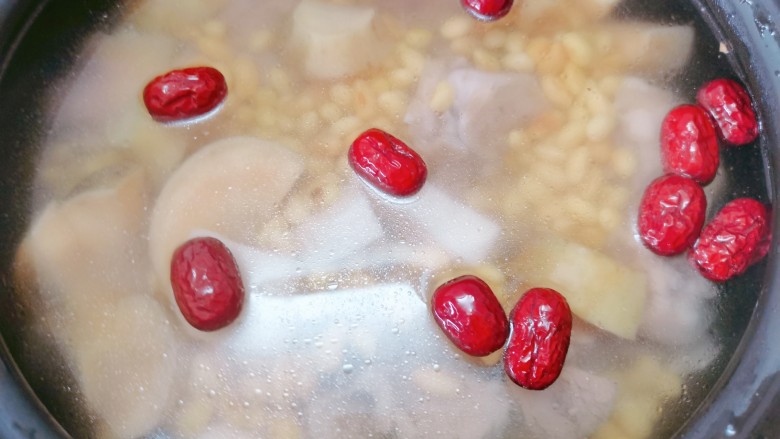 黄豆猪蹄汤,加入过面的温水,再把<a style='color:red;display:inline-block;' href='/shicai/ 2470'>红枣</a>放入