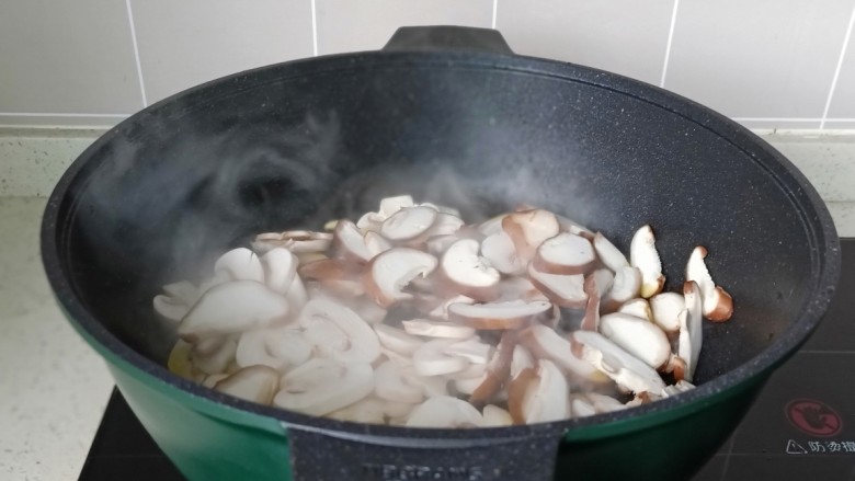 炒口蘑,锅里重新加入食用油,放香菇蘑菇翻炒。