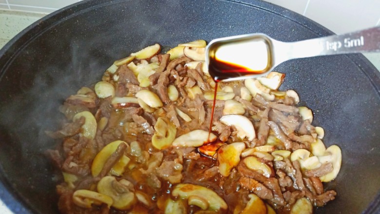 炒口蘑,加入焯好的牛肉丝生抽,盐调味。