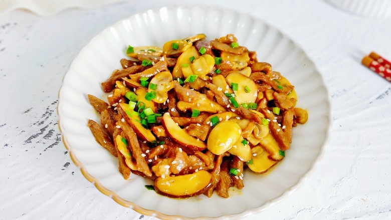炒口蘑,鲜香扑鼻的菌菇炒肉丝就做好了!