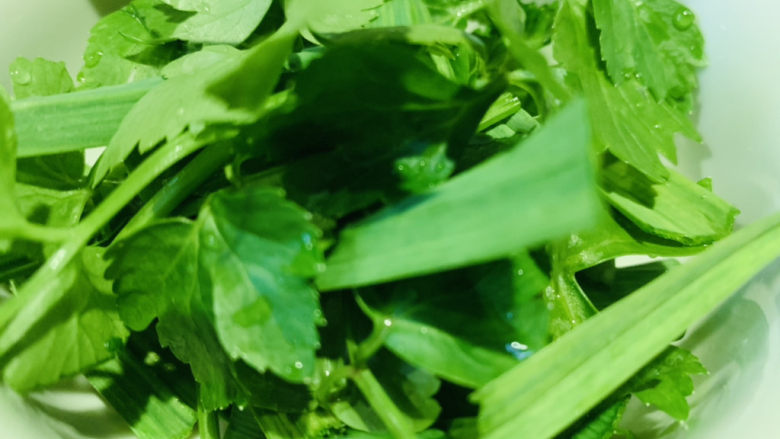白菜炒豆腐,芹菜和蒜叶洗净,待用