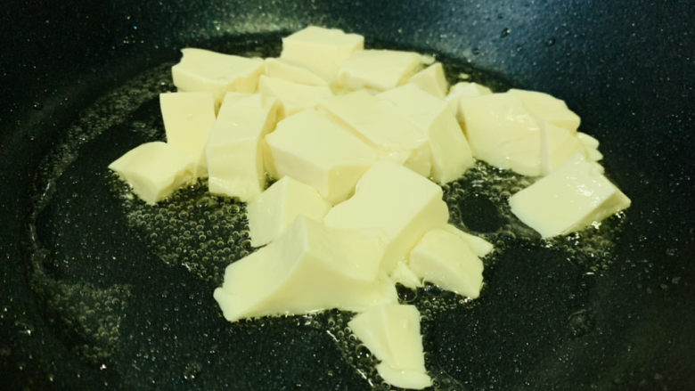 白菜炒豆腐,热锅,加入嫩豆腐