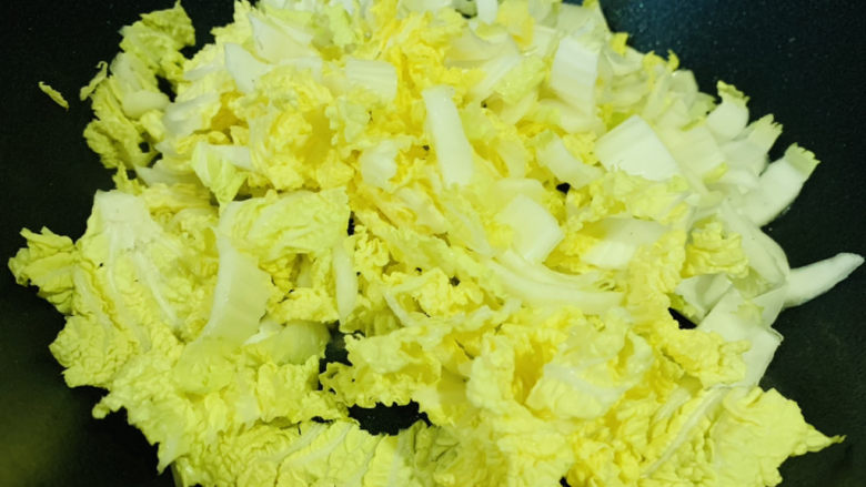 白菜炒豆腐,加入洗净的白菜