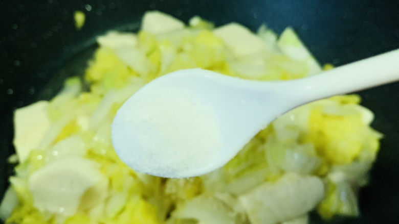 白菜炒豆腐,加盐,翻炒均匀调料