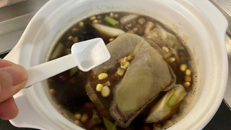酱黄豆,尝下咸淡根据个人口味补充适量食盐,为了黄豆入味和保存,这个卤汤需要比平时做菜要咸一点