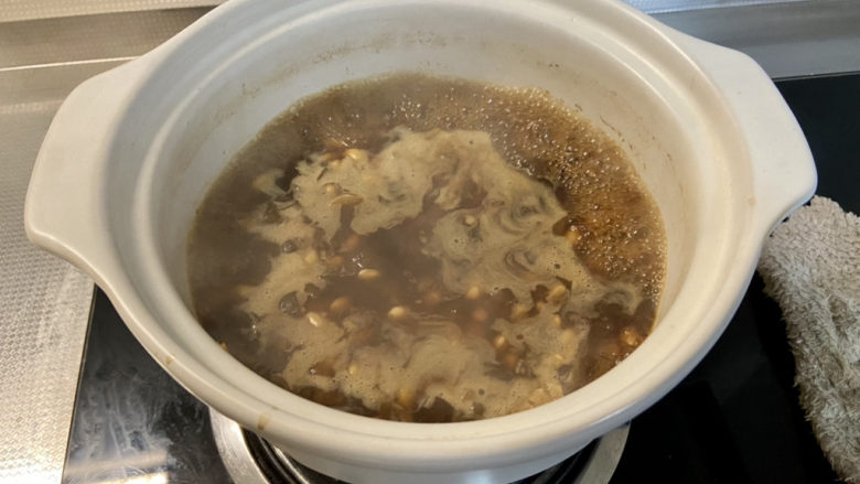酱黄豆,转中大火收汁,注意时不时的搅拌一下,以免粘锅。一直到汤汁基本收干即可出锅