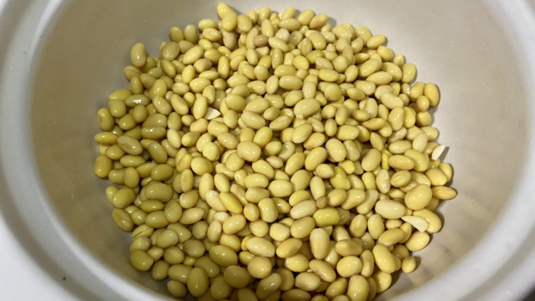 酱黄豆,泡发好的黄豆沥水装入汤锅中,砂锅铸铁锅不锈钢锅都可以