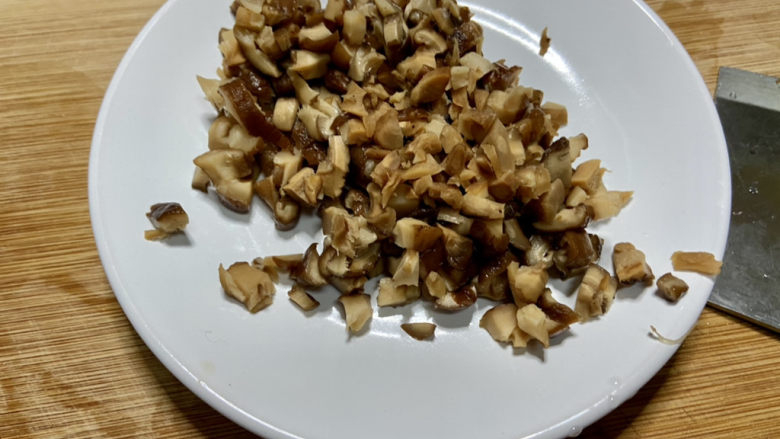 酱黄豆,香菇挤干水分,切小丁