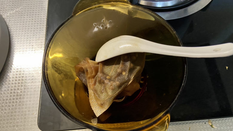 酱黄豆,开盖,捞出葱白姜片香料包