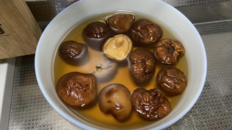 酱黄豆,<a style='color:red;display:inline-block;' href='/shicai/ 241'>干香菇</a>搓洗表面浮灰,提前温水泡发